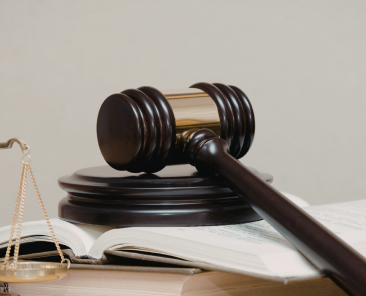 Marteau de justice et livre illustrant la réglementation du CBD en France