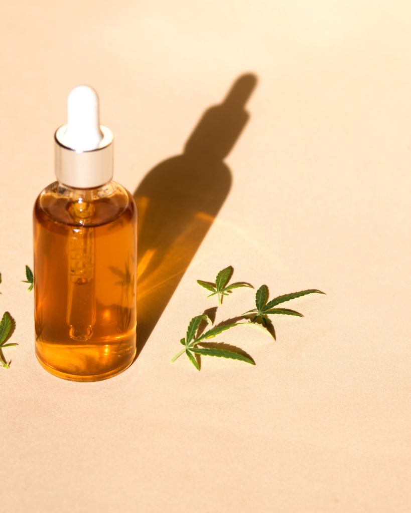 Huile CBD bien-être HUSH Flacon d’huile CBD avec feuilles de chanvre dans une ambiance minimaliste et lumineuse