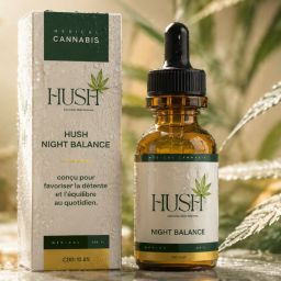 Huile CBD HUSH Night Balance avec gouttelettes d’eau et feuilles de chanvre en arrière-plan
